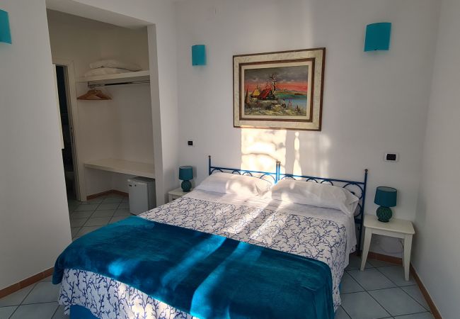 Rent by room in Ponza - B&B Il Gabbiano camera matrimoniale 05